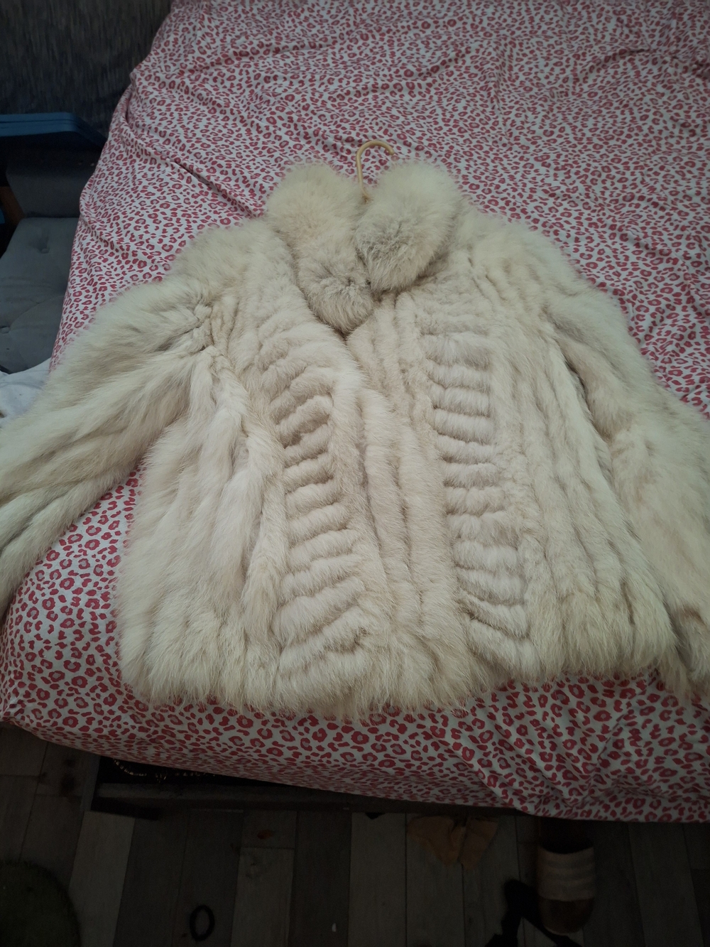 Saga Fox Fox Fur Coat. Given as a gift to my wife. 3000 Value.